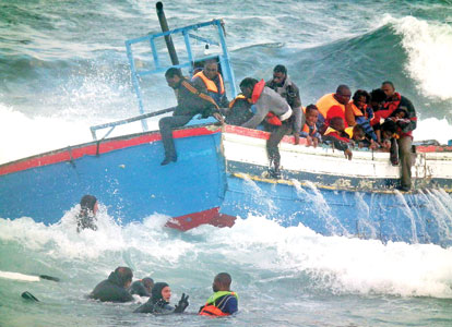 boat-with-500-libya-refugees-runs-aground-in-italy-2011-05-08_l[1]