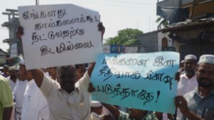 130118181630_batticaloa_muslim_tamil_protest_304x171_bbc_nocredit[1]