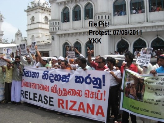 Protesters_infront_of_the_Dewatagaha_Muslim_Church_(600_x_450)[1]