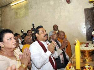 08-rajapaksa-nitish3-600[1]