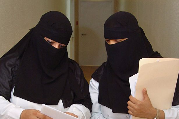Saudi+veiled+women+doctors[1]