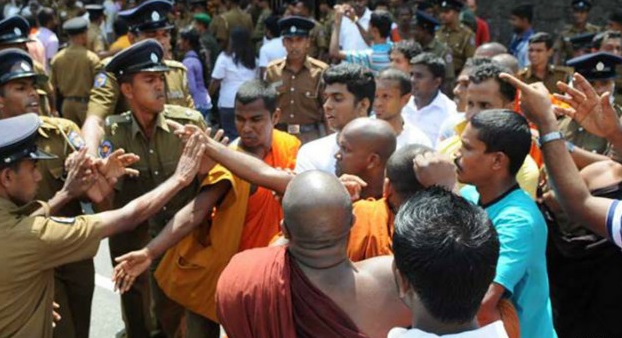 130526170144_bowatte_protest_colombo_624x351_mirror.lk[1]