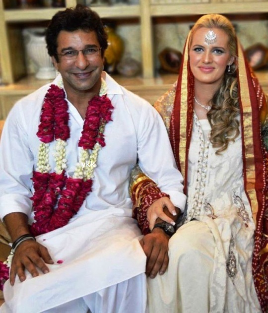 wasim_akram_shaniera_thompson_1377090560_540x540[1]