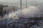 Arafat, Saudi Arabia: Muslim pilgrims leave Mount Arafat