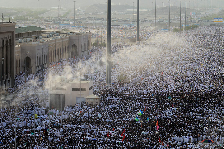 Arafat, Saudi Arabia: Muslim pilgrims leave Mount Arafat