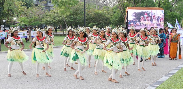 students%20CHOGM%20grand%20Procession%204_copy_copy[1]