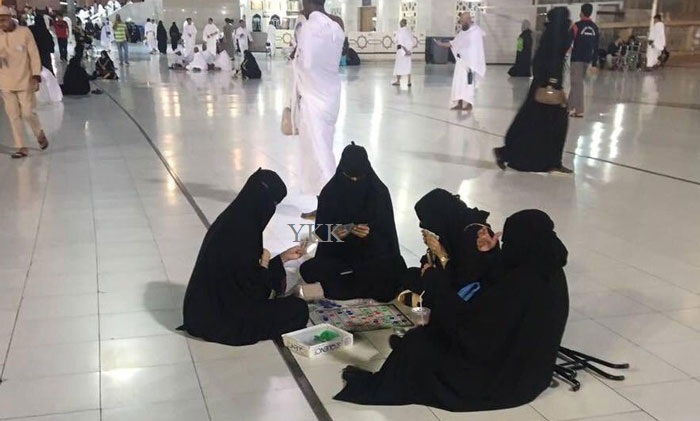 4-women-playing-card-in-haram-1 saudi